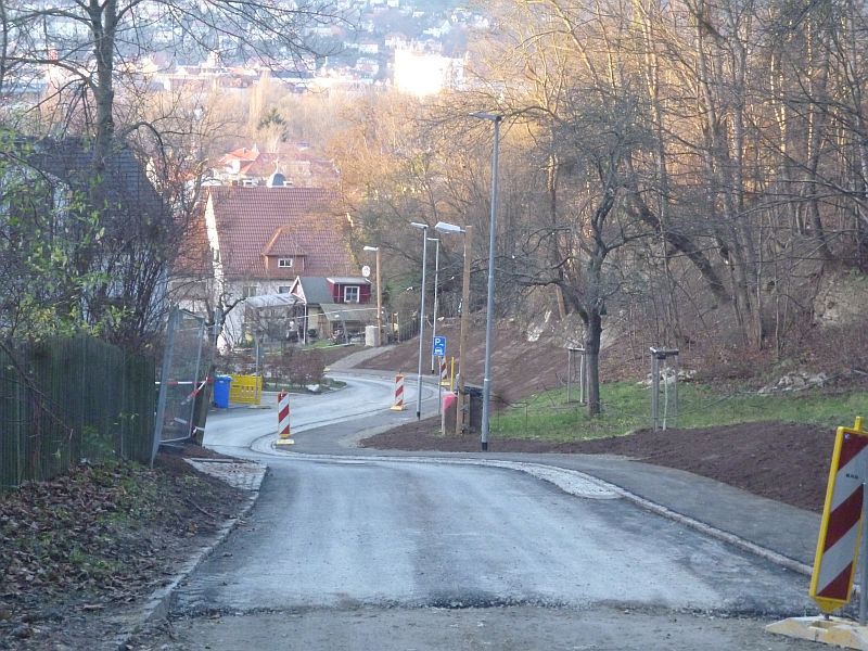 Der neu gebaute Fuchsturmweg mit durchgängigem Fußweg